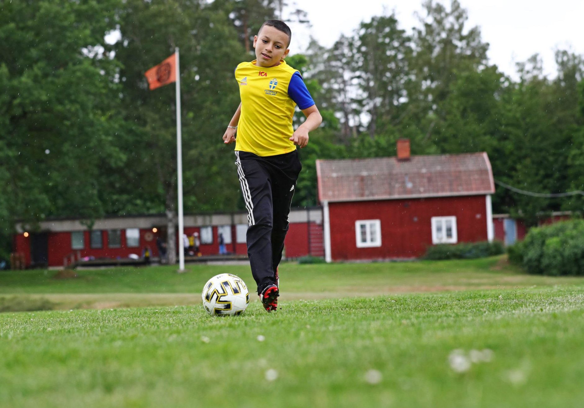 210701 Barn och ledare under en fobollsskola på Lycketorps IP den 1 juli 2021 i Linköping. Hussein Kanan är en av deltagarna på fotbollskolan.
Foto: Jeppe Gustafsson / BILDBYRÅN / COP 256 / JG0006